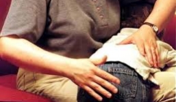 Nghịch bẩn, bé gái 2 tuổi bị nhân tình của mẹ đá vào bụng tử vong